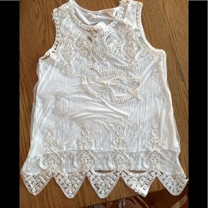 White dress tank top w. Schuembroidering on all edges and designs.